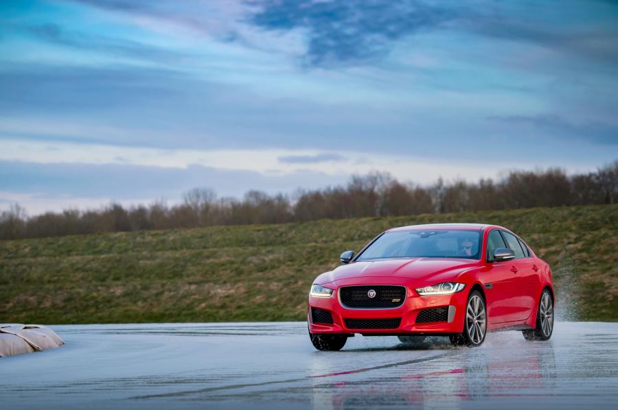  Jaguar XE 300 Sport 2018 года  (WW) (фото 18 из 24)